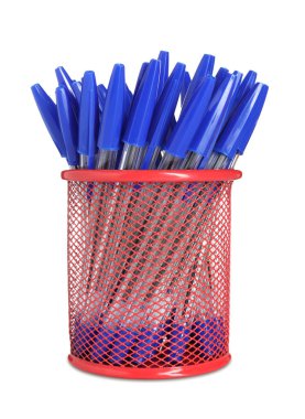 Birçok kalem beyaz üzerine izole edilmiş.