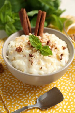 Cevizli, tarçınlı, nane ve kaşıklı lezzetli sütlaç, yakın plan.