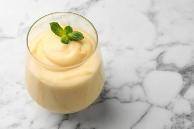 Beyaz mermer masada naneli vanilyalı puding, yakın plan. Metin için boşluk