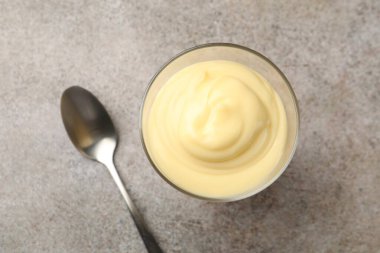 Gri masada servis edilen vanilyalı puding.