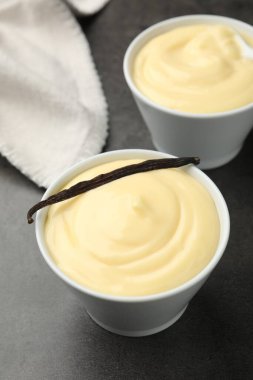 Siyah masalı lezzetli vanilyalı puding.