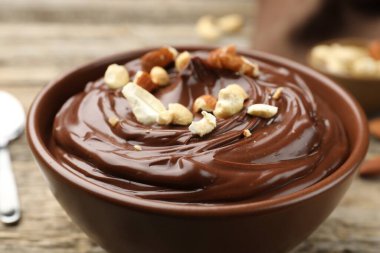 Tahta masada fındıklı çikolatalı puding, yakın plan.