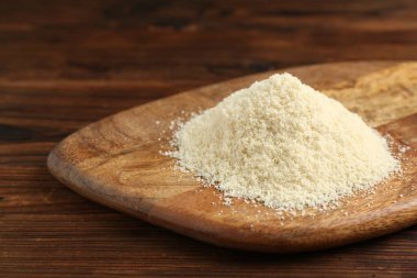 Ahşap masaya un yığını, yakın plan. Metin için boşluk