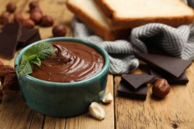 Fındıklı, naneli, çikolatalı ve fındıklı ahşap masa, yakın plan.