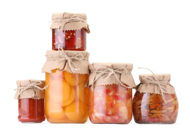 Farklı turşu ürünleri olan bir sürü kavanoz beyaz üzerine izole edilmiş.