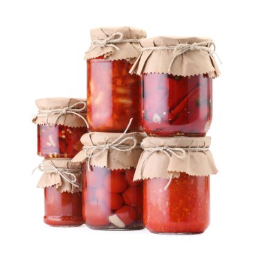 Farklı turşu ürünleri olan bir sürü kavanoz beyaz üzerine izole edilmiş.