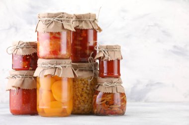 Işık masasında farklı turşu ürünleri olan bir sürü kavanoz. Metin için boşluk