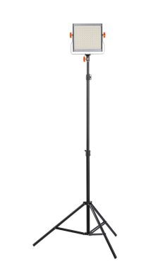 Beyaza izole edilmiş tripodu olan profesyonel ışıklandırma ekipmanları.