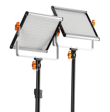 Profesyonel ışıklandırma ekipmanları beyaza izole edilmiş. Fotoğraf stüdyosu aracı