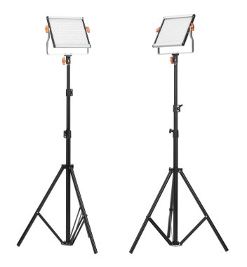 Beyaza izole edilmiş tripodlu profesyonel ışıklandırma ekipmanları.