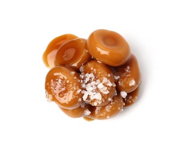 Lezzetli tatlı şekerler, beyaz üzerine izole edilmiş tuz ve karamel sosu.