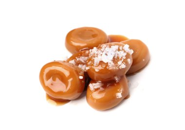 Lezzetli tatlı şekerler, beyaz üzerine izole edilmiş tuz ve karamel sosu.