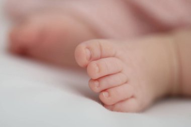 Küçük bebek yatakta uzanıyor, yakın plan.