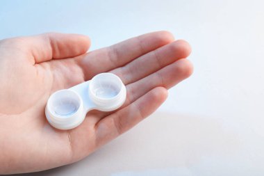 Açık arkaplanda kontak lensli kadın, yakın plan