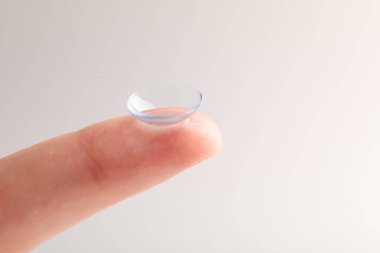 Işıklı arka planda kontak lensli kadın, yakın plan. Metin için boşluk