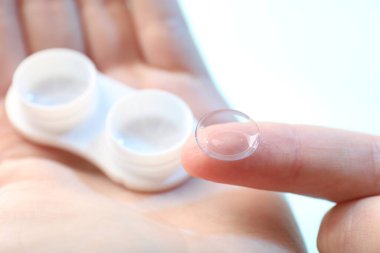 Açık arkaplanda kontak lensli kadın, yakın plan