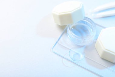 Beyaz arka planda kontak lensli çanta, yakın plan. Metin için boşluk