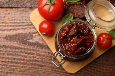 Lezzetli, kurutulmuş domatesler ve ahşap masada taze sebzeler. Metin için boşluk