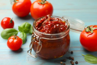 Lezzetli, kurutulmuş domatesler, taze sebzeler ve ahşap masada biber, yakın plan.