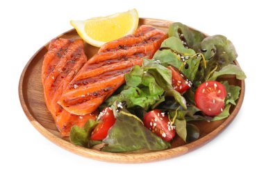 Lezzetli ızgara somon, salata ve limon.