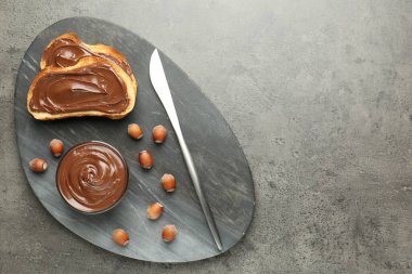 Lezzetli çikolatalı tostlar ve gri desenli masada fındıklar, üst manzara. Metin için boşluk