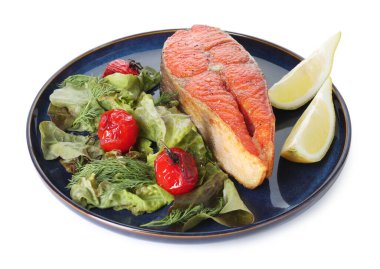 Deniz ürünleri. Lezzetli somon bifteği, salata ve limon.