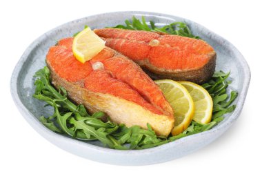 Deniz ürünleri. Lezzetli somon bifteği, roka ve limon beyaza izole edilmiş.