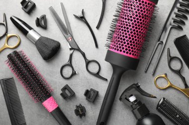 Gri masada farklı kuaförlerin aletleri var.