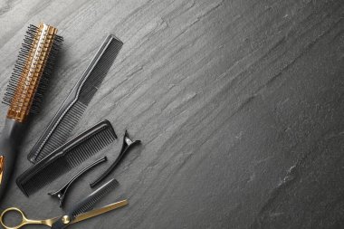 Farklı kuaförlerin aletleri karanlık masada, düz yerde. Metin için boşluk