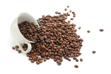 Aromatik kahve çekirdekleri ve fincanlar beyaz üzerine izole edilmiş.