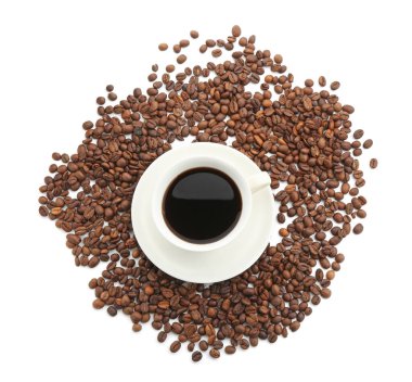 Bardakta romatik kahve ve beyaz kahve çekirdekleri.