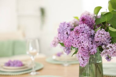 Masadaki vazoda güzel leylak çiçekleri, yakın plan. Metin için boşluk