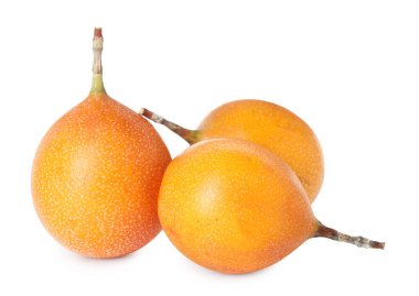 Tam olgunlaşmış sarı tutku meyveleri beyazda izole edilmiş.