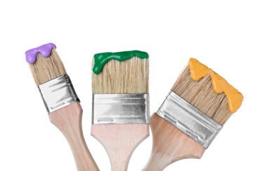 Renkli fırçalar beyaza izole edilmiş boyalar