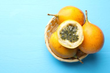 Açık mavi ahşap masada olgun tutku meyveleri, üst manzara. Metin için boşluk