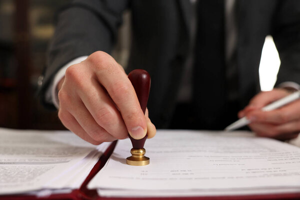 Нотариальный штамповочный документ в офисе, крупный план