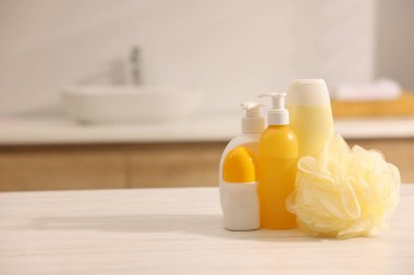 Banyodaki beyaz ahşap masada farklı banyo ürünleri. Metin için boşluk