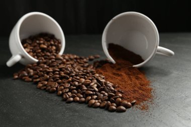 Siyah masada kahve ve fasulye, yakın plan.