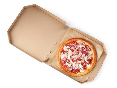 Karton kutuda tütsülenmiş sosis ve mantarlı leziz pizza.