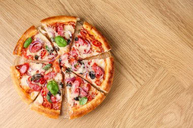 İnce füme sosisli, ahşap masa manzaralı lezzetli bir pizza. Metin için boşluk