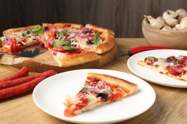 Ahşap masada servis edilen ince füme sosisli, lezzetli pizza dilimleri.