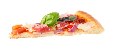 İnce tütsülenmiş sosisli ve beyaz üzerine izole edilmiş bir dilim lezzetli pizza.