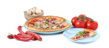 İnce tütsülenmiş sosis ve beyaz üzerine izole edilmiş malzemelerle lezzetli bir pizza.