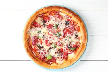 Beyaz ahşap masada ince füme sosisli lezzetli bir pizza.