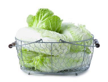 Metal sepetteki taze Çin lahanaları beyaza izole edilmiş.