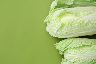 Yeşil arka planda taze Çin lahanaları, üst manzara. Metin için boşluk