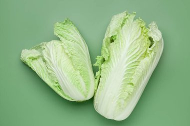 Yeşil arka planda taze Çin lahanaları, üst görünüm