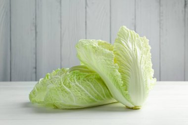 Beyaz ahşap masada taze Çin lahanaları, yakın plan.