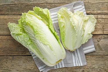 Tahta masada taze Çin lahanaları, üst manzara.