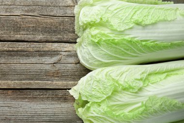 Tahta masada taze Çin lahanaları, üst manzara. Metin için boşluk